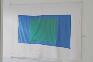 „The Flag“, Reinhard Köhler, Bettuch, grünes und blaues OP-Tuch aus dem Krankenhaus