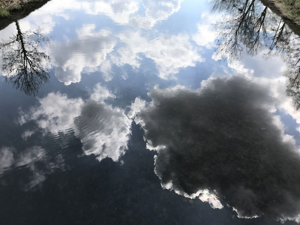 Amanda Knapp, „Wolken im Fluss“, 60 x 45 cm, Fotografie mit Alu-Rahmen 80 x 60 cm