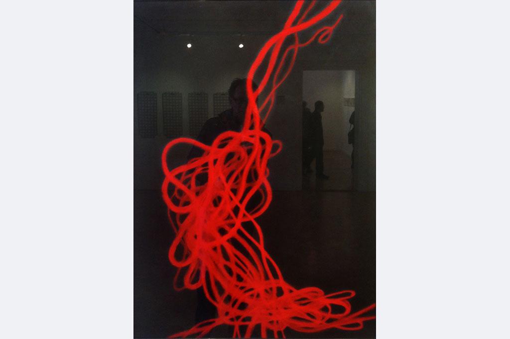 Martha Bilger, "rote Linie", Kreide auf Tonpapier/Fotografie, 100x60